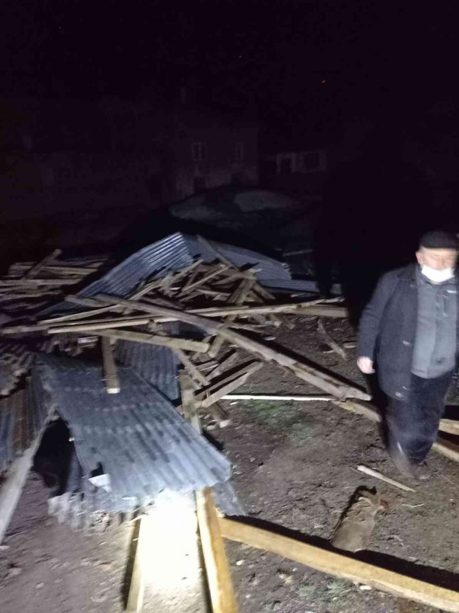 Bayburt’ta Fırtına Çatıları Uçurdu