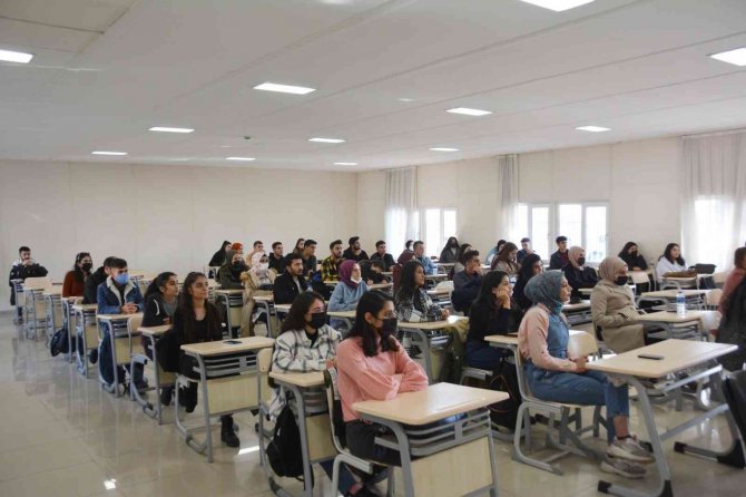 Dü’de ‘Bölge Adliye Mahkemelerinin Görev Ve İ̇şleyişi’ Konulu Konferans Düzenlendi