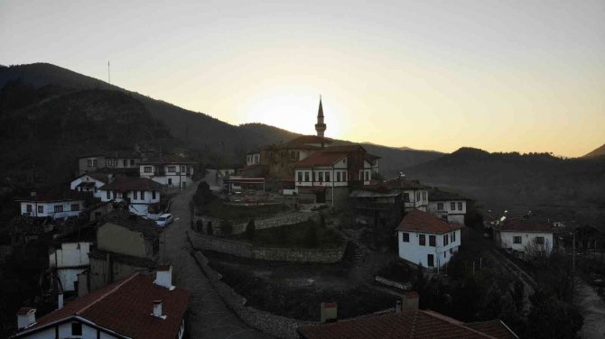 Bu Evler Görenleri Tarihi Yolculuğa Çıkarıyor