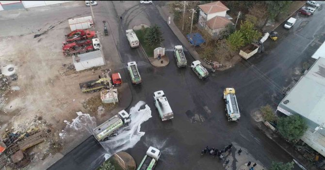 Eyyübiye’de Cadde Ve Sokaklar Köpüklü Su İle Yıkanıyor