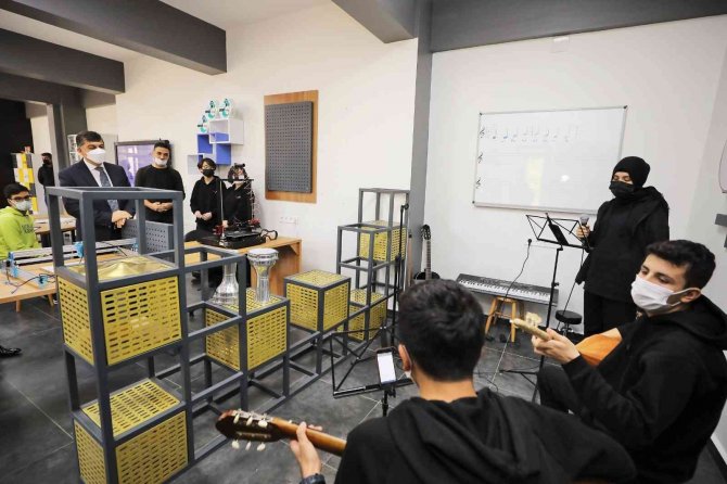 Fadıloğlu, Fen Lisesi Öğrencileriyle Bir Araya Geldi