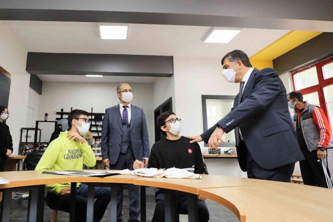Fadıloğlu, Fen Lisesi Öğrencileriyle Bir Araya Geldi