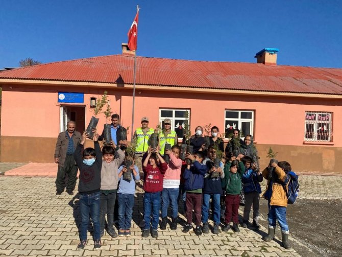 Derecik’te 6 Bin Fidan Toprakla Buluşturuldu