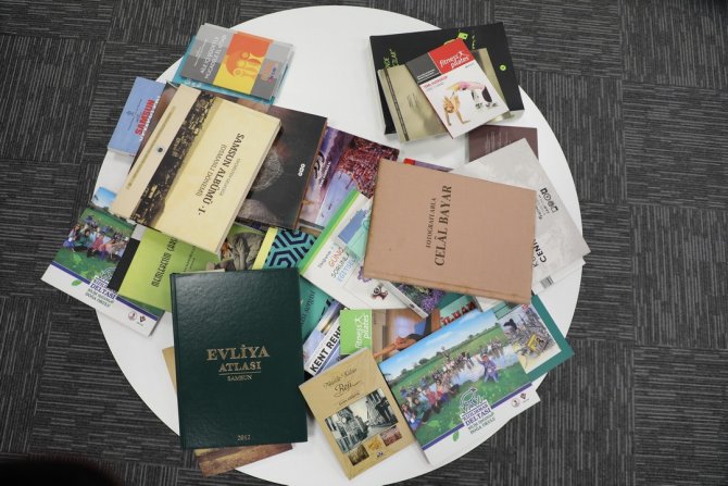 Emekli Öğretmen Kitaplarını Belediye Kütüphanesine Bağışladı