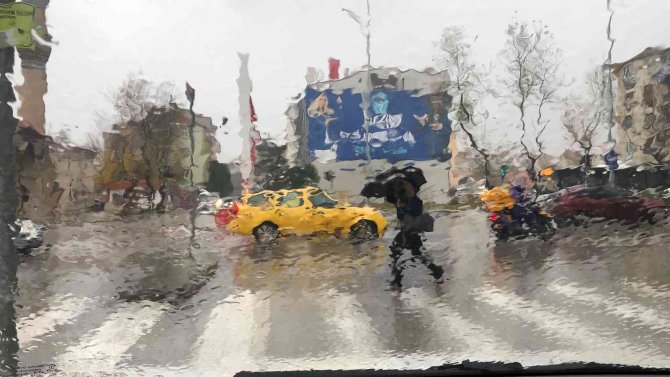 Isparta’da Etkili Yağış Sonrası Rögar Kapakları Taştı