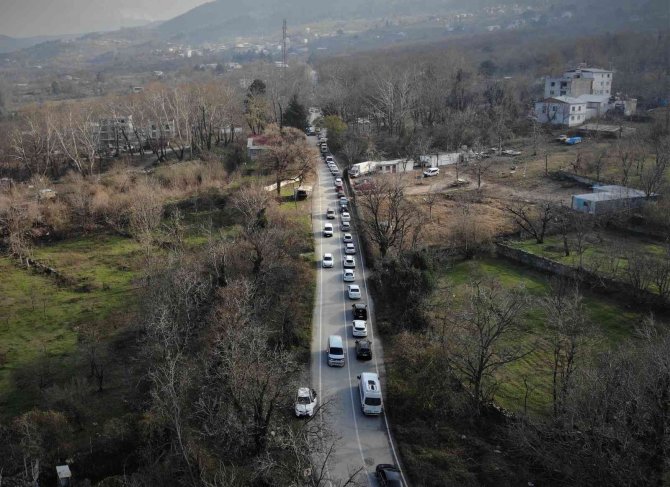 Kilometrelerce Doğal Kaynak Suyu Kuyruğu