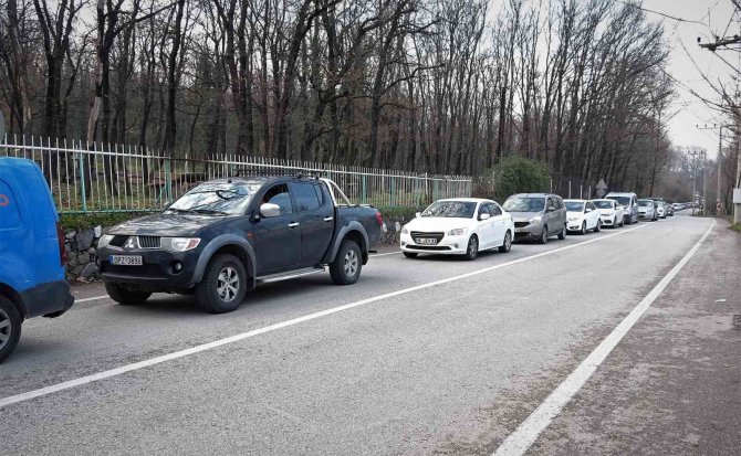 Kilometrelerce Doğal Kaynak Suyu Kuyruğu