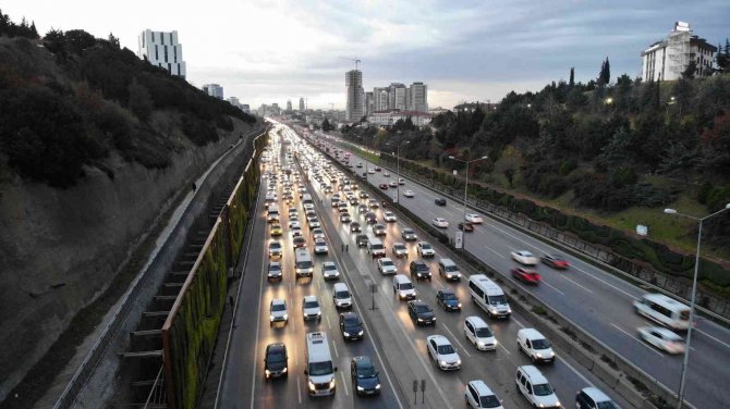 Maltepe’de D-100 Karayolu Daraltıldı, Kilometrelerce Trafik Oluştu