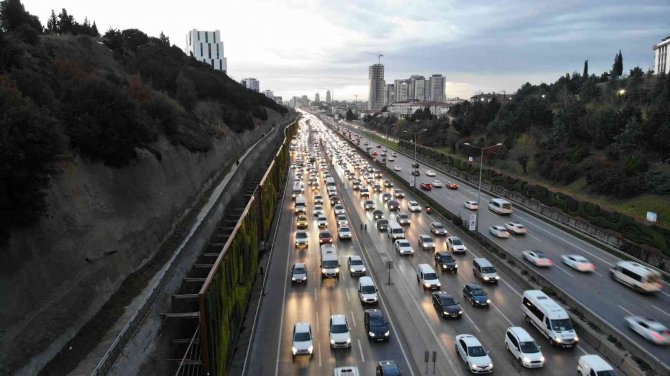 Maltepe’de D-100 Karayolu Daraltıldı, Kilometrelerce Trafik Oluştu