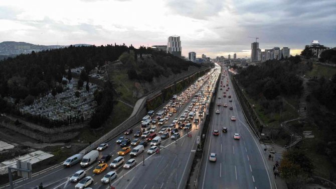 Maltepe’de D-100 Karayolu Daraltıldı, Kilometrelerce Trafik Oluştu
