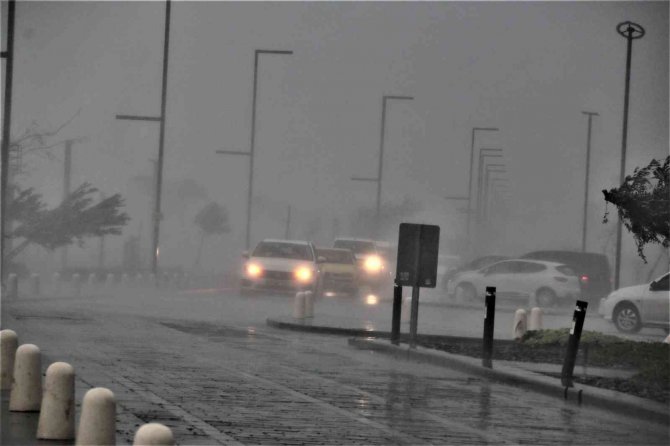 Meteoroloji’nin ‘Turuncu’ Kod İle Uyardığı Antalya’da Dev Dalgalar Sahili Dövdü