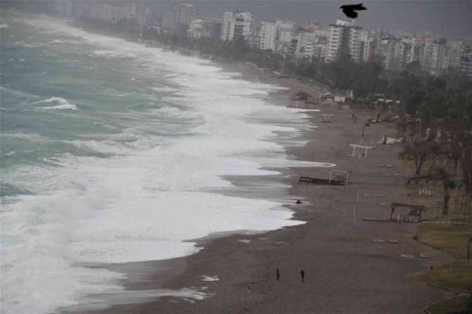 Meteoroloji’nin ‘Turuncu’ Kod İle Uyardığı Antalya’da Dev Dalgalar Sahili Dövdü