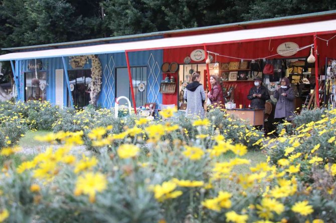 Mezitli Sanat Çarşısı Yeni Yıl İçin Hediyeler Üretiyor