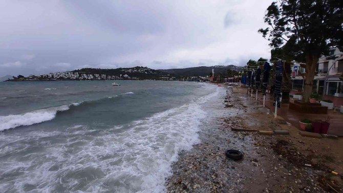 Bodrum’da Fırtınanın Saatteki Hızı 70 Kilometreye Ulaştı; Dalgalar Sahilleri Dövdü, Bir Tekne Sahile Vurdu
