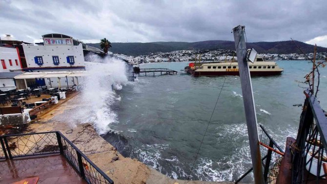 Bodrum’da Fırtınanın Saatteki Hızı 70 Kilometreye Ulaştı; Dalgalar Sahilleri Dövdü, Bir Tekne Sahile Vurdu