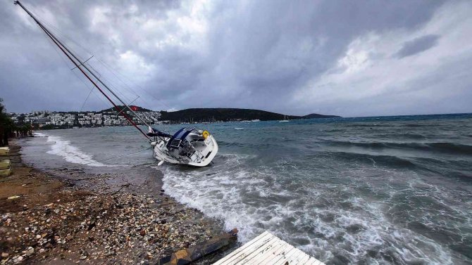 Bodrum’da Fırtınanın Saatteki Hızı 70 Kilometreye Ulaştı; Dalgalar Sahilleri Dövdü, Bir Tekne Sahile Vurdu