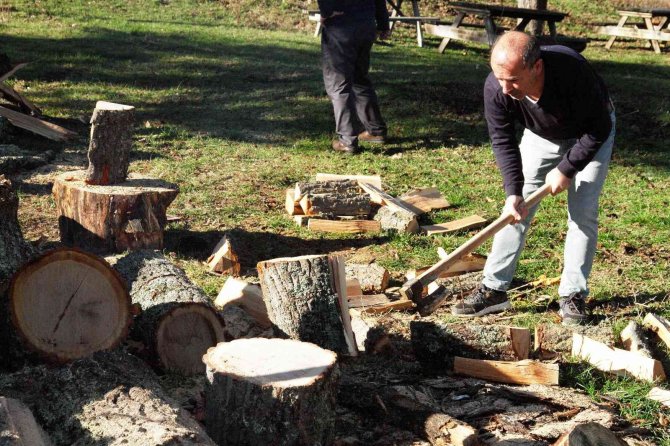 Öğrenciler Üşümesin Diye Baltasını Kapan Okul Müdürleri Kampa Koştu