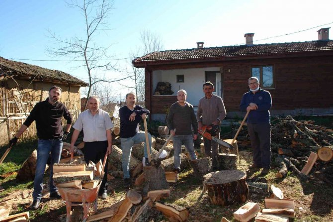 Öğrenciler Üşümesin Diye Baltasını Kapan Okul Müdürleri Kampa Koştu