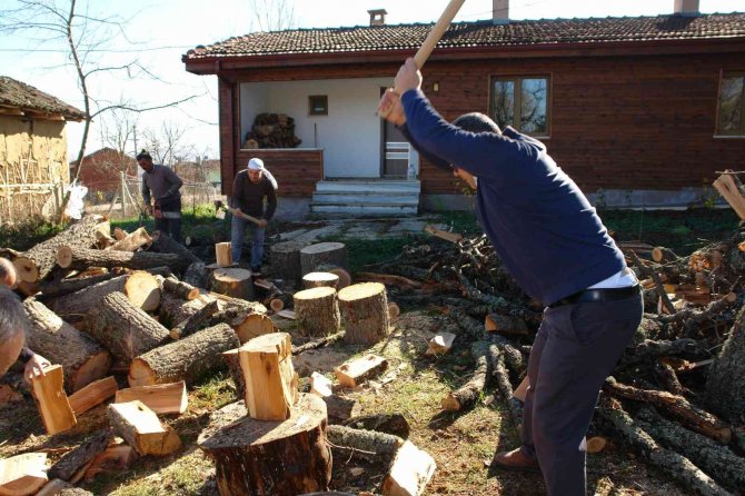 Öğrenciler Üşümesin Diye Baltasını Kapan Okul Müdürleri Kampa Koştu