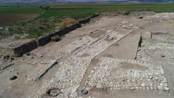 Türkiye Ve Kırgızistan’daki Bin Yıllık Mezarlarda Aynı Gelenek Kullanılmış