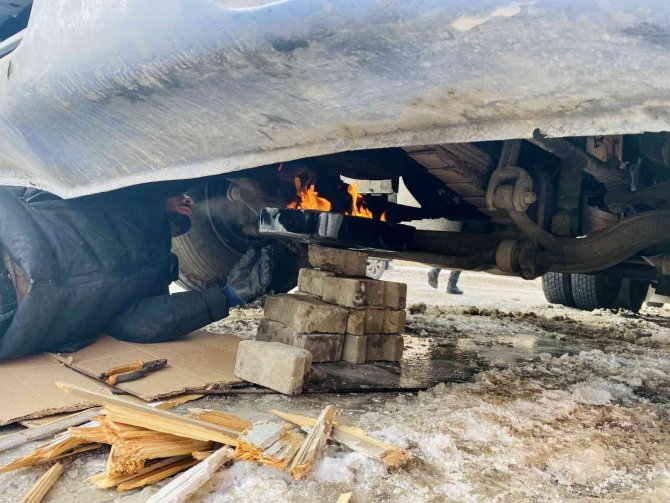 Sibirya Soğukları Ağrı’da Araçların Depolarını Dondurdu