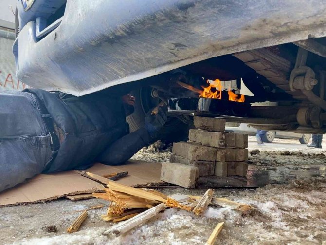 Sibirya Soğukları Ağrı’da Araçların Depolarını Dondurdu