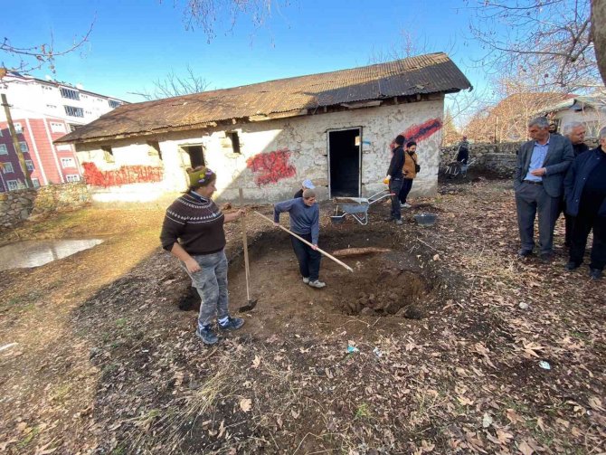 Okul Bahçesinde Bulunan Mozaikle İlgili Çalışma Başlatıldı