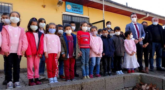 Köy Okuluna Bağışlanan Kitaplar Öğrencileri Sevindirdi