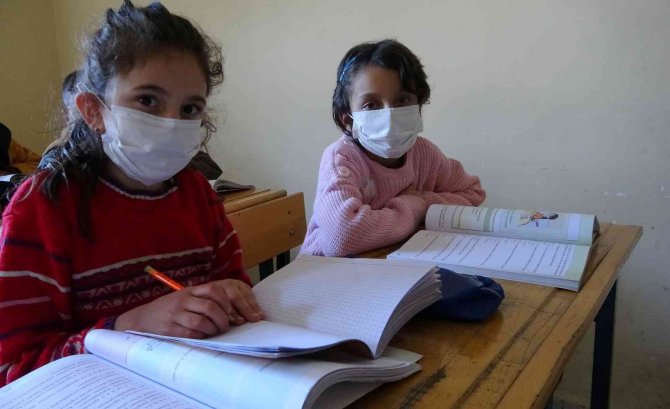 Köy Okuluna Bağışlanan Kitaplar Öğrencileri Sevindirdi