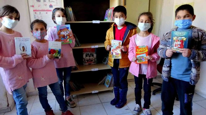 Köy Okuluna Bağışlanan Kitaplar Öğrencileri Sevindirdi