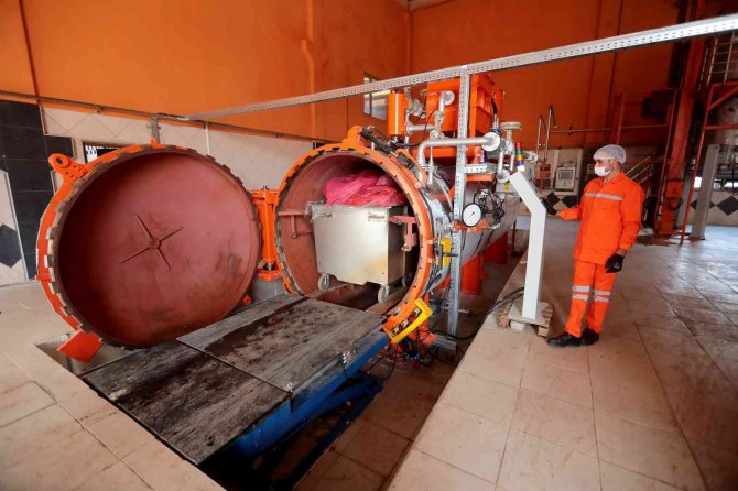 Ayda 210 Ton Tıbbi Atığı Evsel Atığa Dönüştürüyor