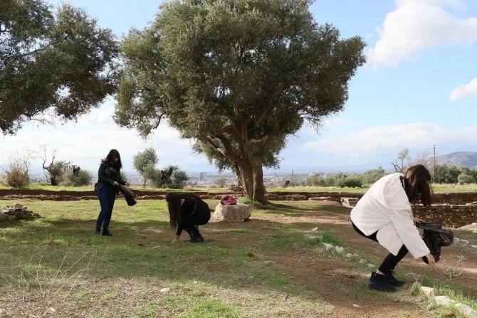 Üniversite Öğrencileri Tralleis’te Çevre Temizliği Yaptı