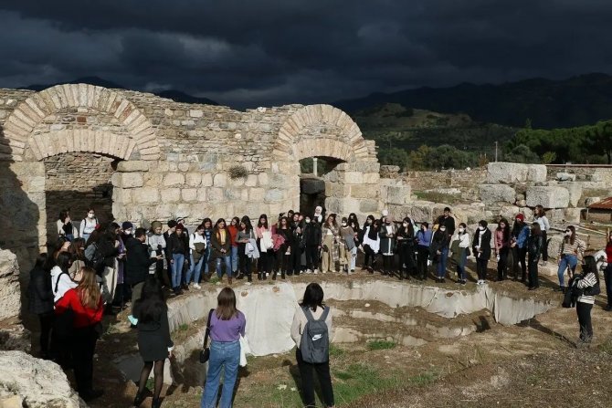Üniversite Öğrencileri Tralleis’te Çevre Temizliği Yaptı