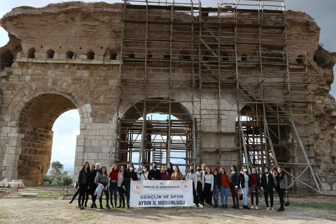 Üniversite Öğrencileri Tralleis’te Çevre Temizliği Yaptı