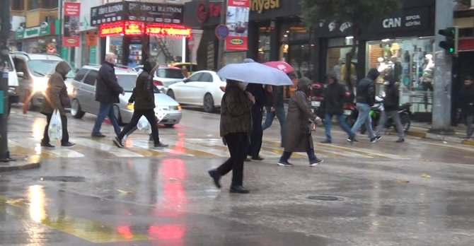 Bandırma’da Sağanak Yağış Etkili Oldu