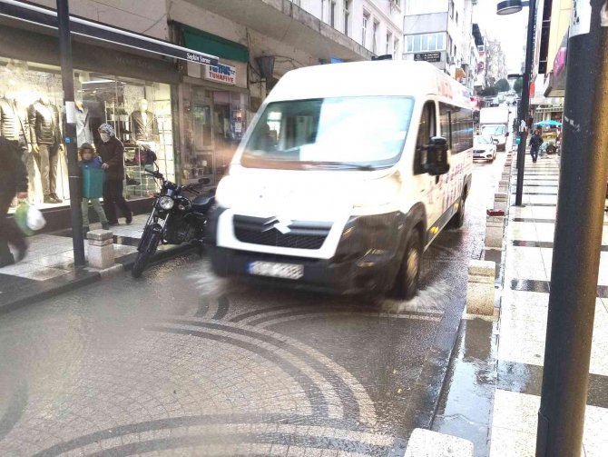 Bandırma’da Sağanak Yağış Etkili Oldu