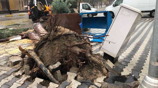 Isparta’da Etkili Yağış Sonrası Rögar Kapakları Taştı