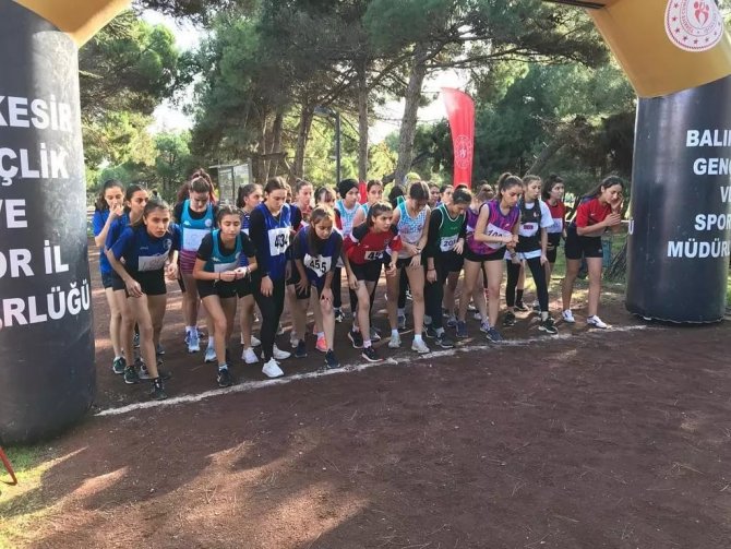 Yunusemreli Atletlerden Çifte Kupa