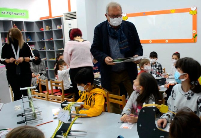 Çocuklar Atölyede Kendi Bilekliklerini Dokudu