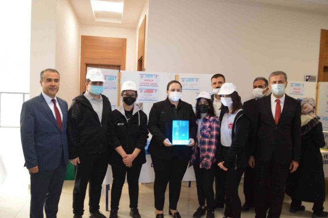 Besni Ali Erdemoğlu Fen Lisesi’nde Tübi̇tak Bilim Fuarı Açıldı