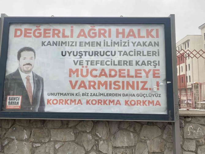 Başkan Sayan, Uyuşturucu İle Mücadeleye Dikkat Çekmek İçin Afişler Astırdı