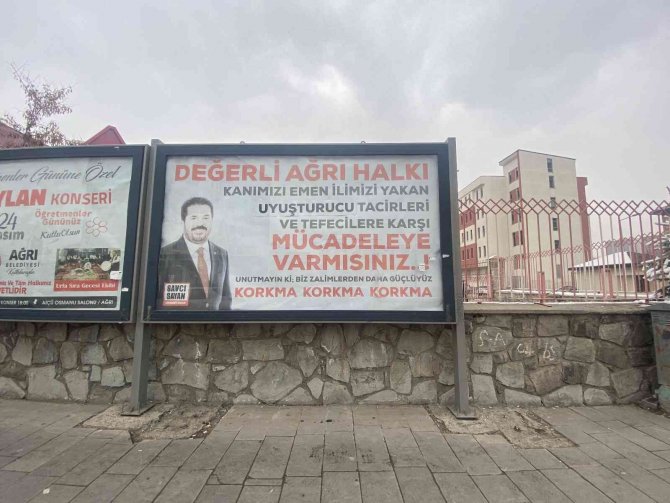 Başkan Sayan, Uyuşturucu İle Mücadeleye Dikkat Çekmek İçin Afişler Astırdı