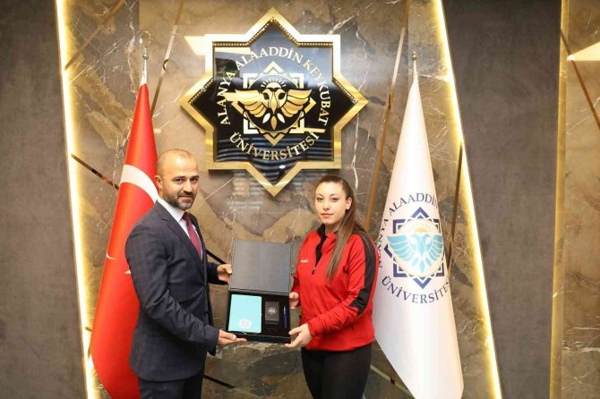 Rektör Kalan, Bilek Güreşi Takımı İle Bir Araya Geldi