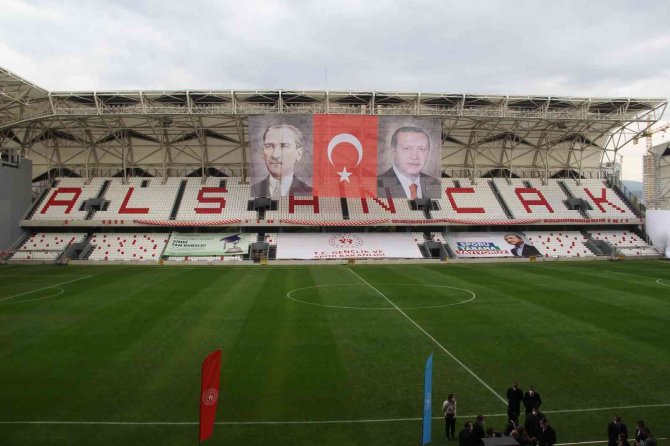 Alsancak Mustafa Denizli Stadyumu’nda İlk Maç Heyecanı