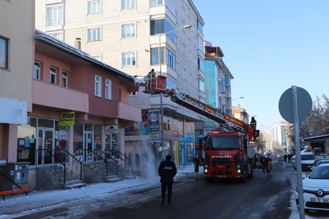 Ardahan’da "Buz Kırma Timi" İş Başında