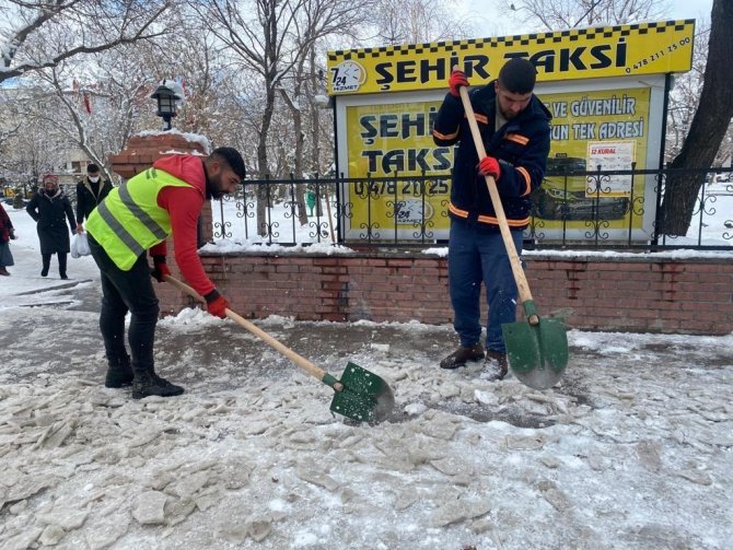 Ardahan’da "Buz Kırma Timi" İş Başında
