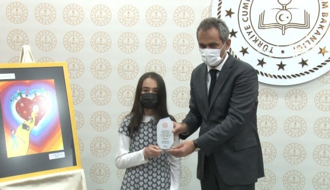 Bakan Özer’den Resim Yarışmasında Dereceye Giren Öğrenciyle Esprili Diyalog