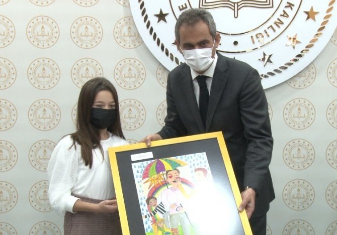 Bakan Özer’den Resim Yarışmasında Dereceye Giren Öğrenciyle Esprili Diyalog