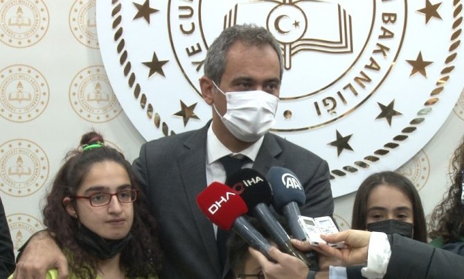 Bakan Özer’den Resim Yarışmasında Dereceye Giren Öğrenciyle Esprili Diyalog