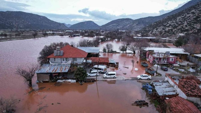 Sel Suları Mahalleyi Gölete Çevirdi